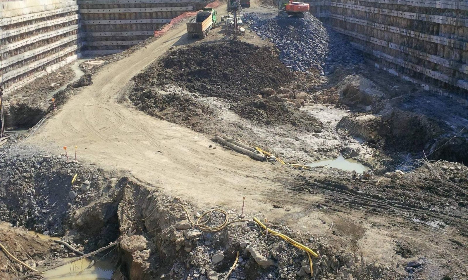 Fikirtepe projesinde kazı alanı ve saha çalışmalarının genel görünümü.