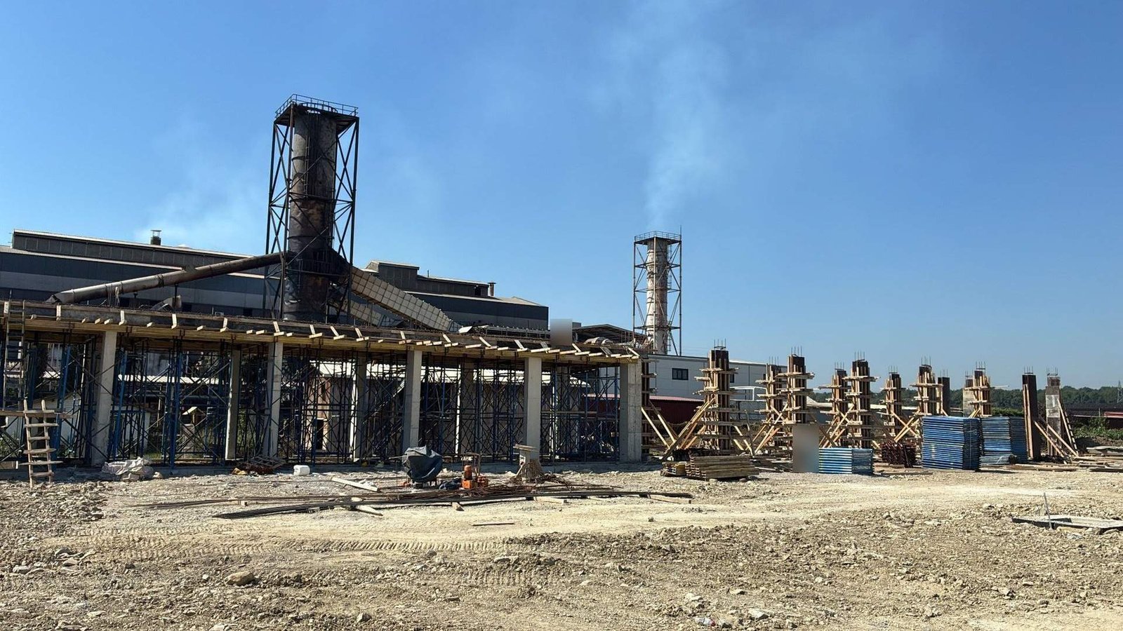 Hendek OSB fabrika sahasında yapı çalışmaları ve çalışma alanının genel görünümü.