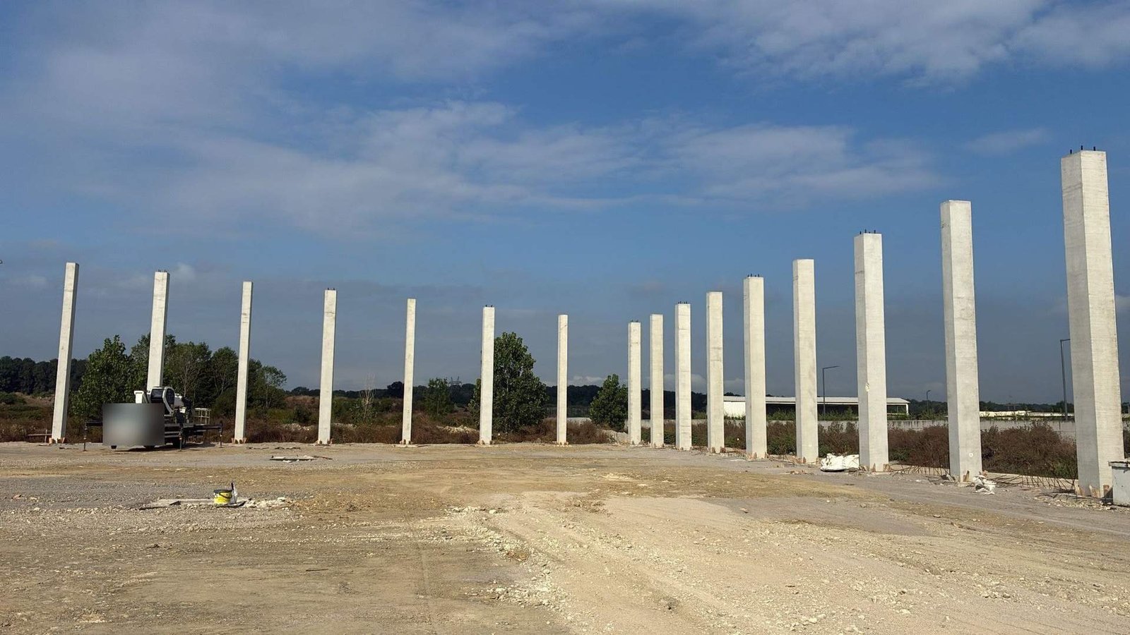 Hendek OSB fabrika sahasında yükselen kolonlar ve geniş çalışma alanı.